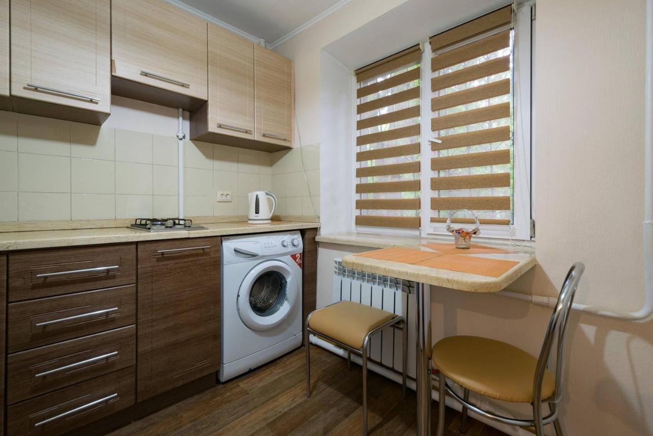 Apartment Nadezhda at Zheltoskan 77/79 Alma-Ata Exteriör bild