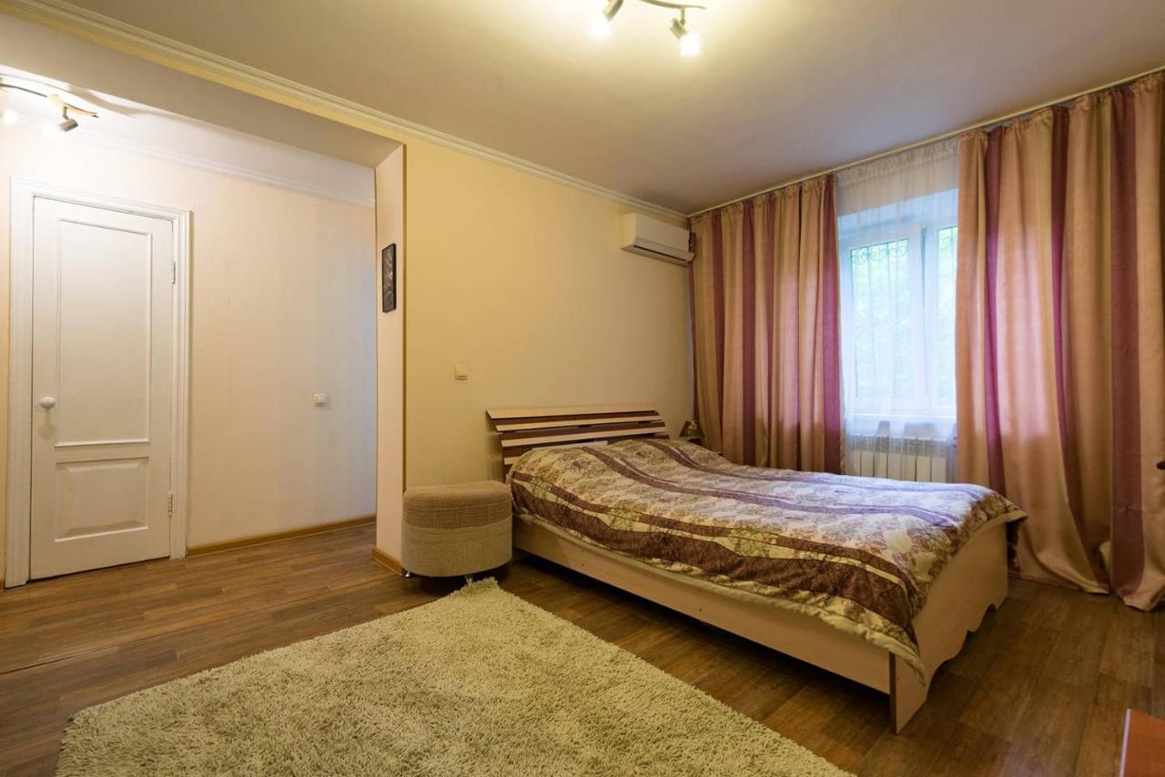 Apartment Nadezhda at Zheltoskan 77/79 Alma-Ata Exteriör bild