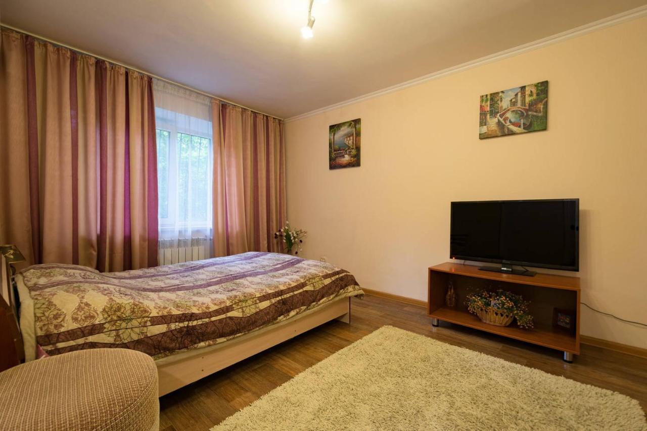 Apartment Nadezhda at Zheltoskan 77/79 Alma-Ata Exteriör bild